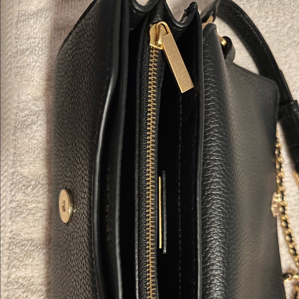 Brand new Authentic Tory Burch medium size crossbody.